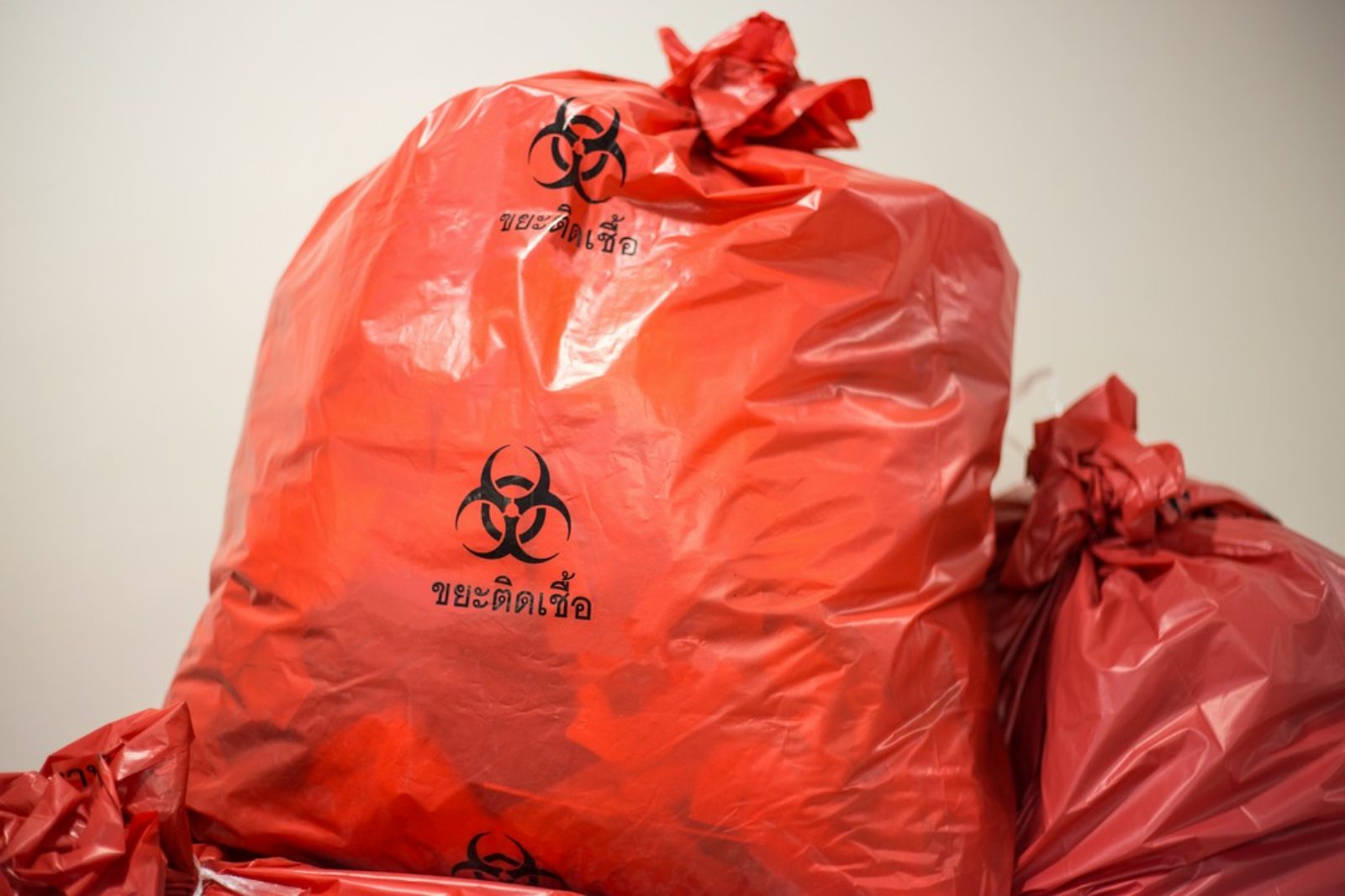 czerwony worek z odpadami biologicznymi